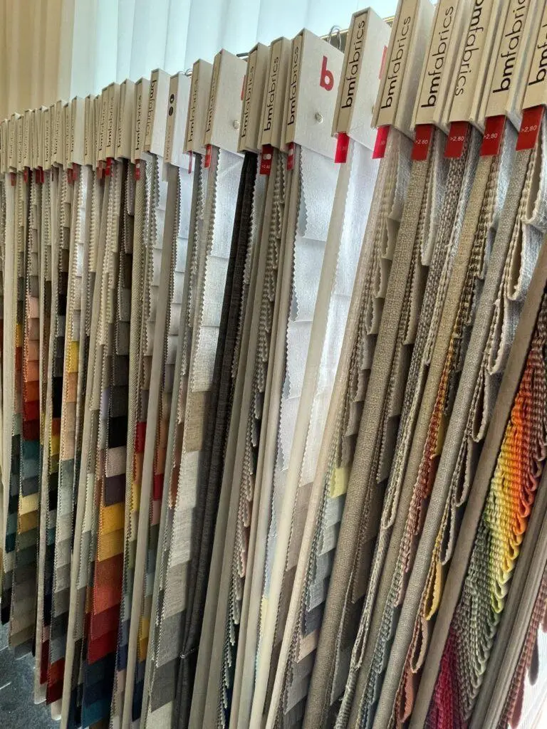 Verschillende soorten gordijnen op maat in showroom kortrijk