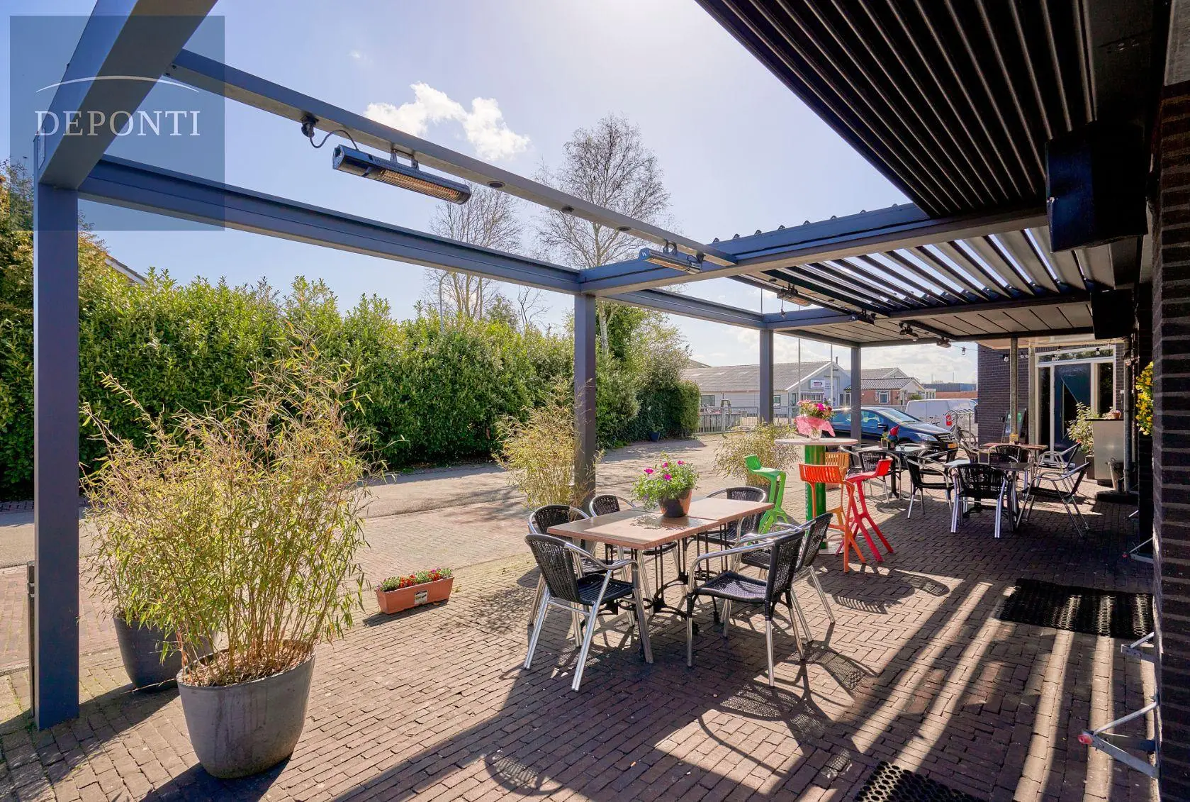Deponti Pinela Deluxe met opengeschoven lamellendak