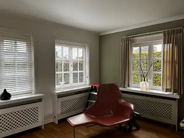 Screenshot-2024-07-16-at-10-48-22-Instagram-foto-gemaakt-door-RDT-Concept-•-11-november-2023-om-20-46 - RDT Concept Woonkamer met witte houten jaloezieën en gordijnen op maat RDT Concept