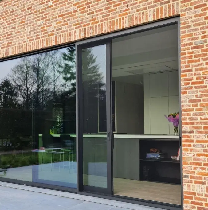 Vliegdeur en vliegschuifdeur op maat geplaatst door RDT Concept in Kortrijk