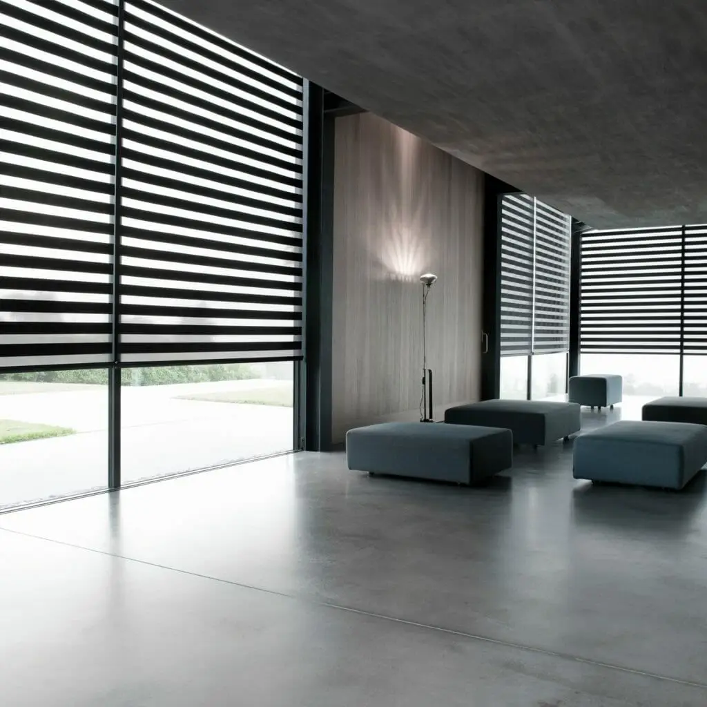 Een duorolgordijn is voorzien van twee verschillende banen stof