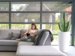 Ritsscreen op maat op groot raam van moderne woning