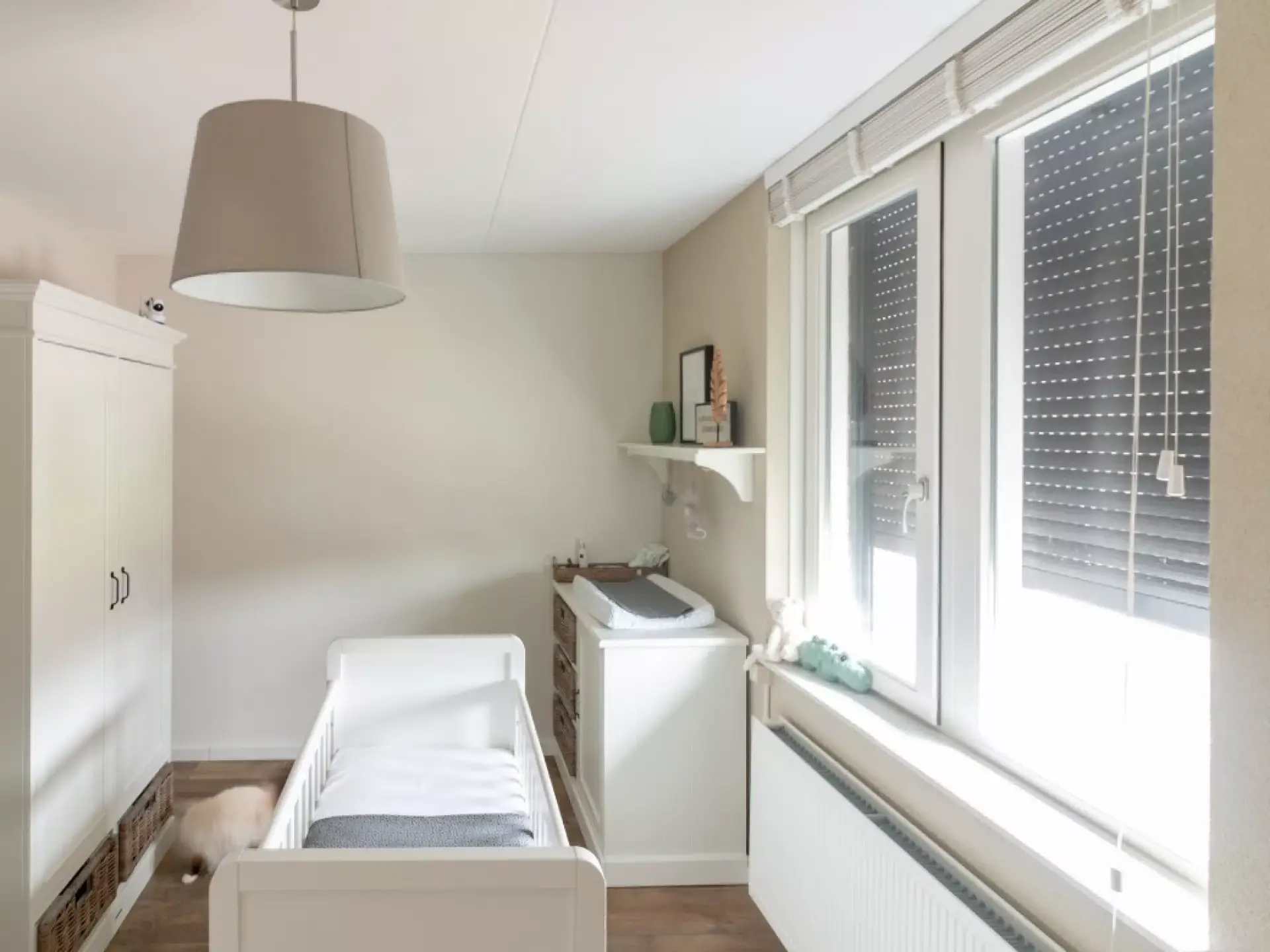 Rolluiken op zonne-energie gezien vanuit de woning
