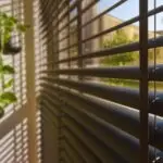 zwarte alu jaloezieën rdt concept menen Raamdecoratie 