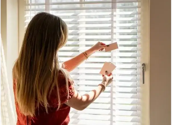 Kleurstalen vergelijken bij een witte houten jaloezie