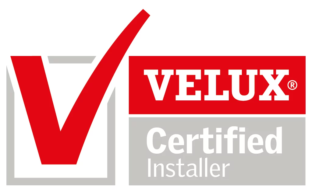 Een groot rood vinkje naast het VELUX logo Onder het logo staat een grijs vak met de woorden Certified Installer in witte tekst roeselare 