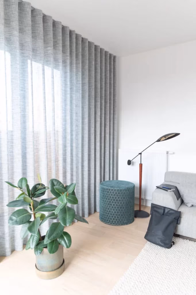Wave gordijnen als raamdecoratie woning in moderne woonkamer