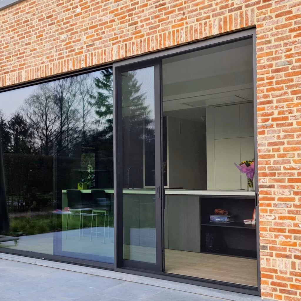EOSOL inzetvliegenraam met vliegenramen functionaliteit — selfclose model, millimeter nauwkeurig op maat voor strakke dagopening in West-Vlaanderen