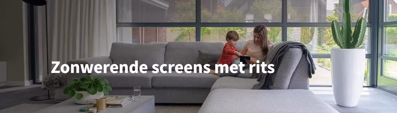 De V550 screen is de meest veelzijdige screen uit het Verano gamma - RDT Concept Een vrouw en een kind zitten op een grijze bank in een moderne woonkamer met grote ramen en kamerplanten De Nederlandse tekst luidt Zonwerende schermen met rits RDT Concept