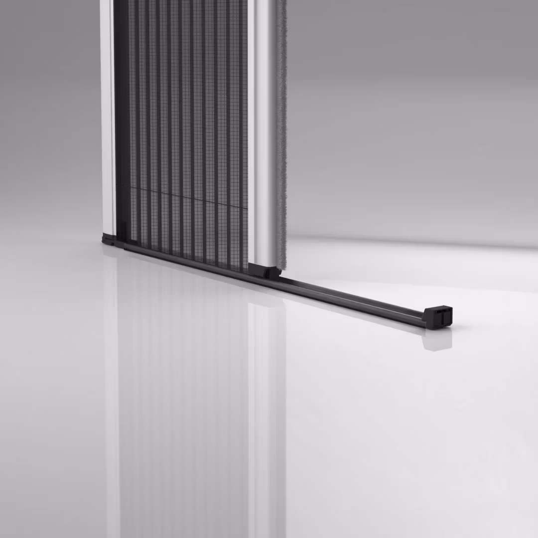 Close-up van een Eosol plissé hordeur met zwart geplisseerd gaas en slanke aluminium geleider, gedeeltelijk geopend