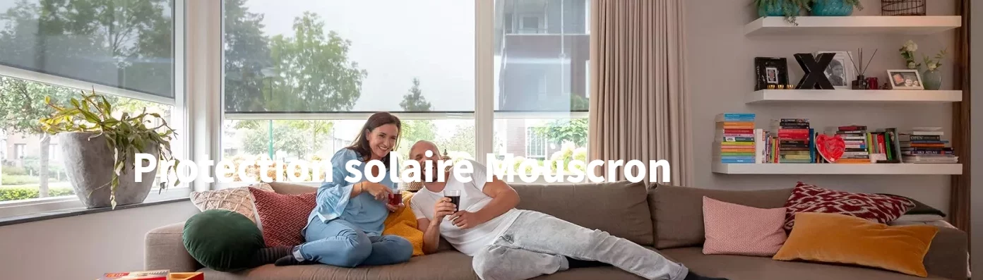 Een vrouw en een man ontspannen op een grijze sofa in een lichte woonkamer met grote ramen boekenplanken en kleurrijke kussens In de overlappende tekst staat Protection solaire Motoscron   RDT concept