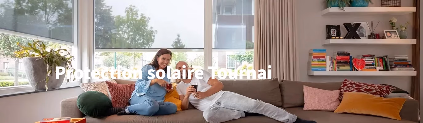 Een koppel ontspant op een sofa in een lichte woonkamer met grote ramen die bedekt zijn met zonwerende rolgordijnen In de kamer staan planken met boeken en decoratieve voorwerpen De tekst Protection solaire Tournai overlapt de afbeelding   RDT concept