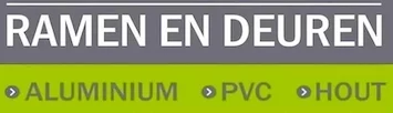 Een bord met de tekst RAMEN EN DEUREN in wit op grijs en ALUMINIUM PVC HOUT in grijs op een groene achtergrond gescheiden door pijlen   RDT concept