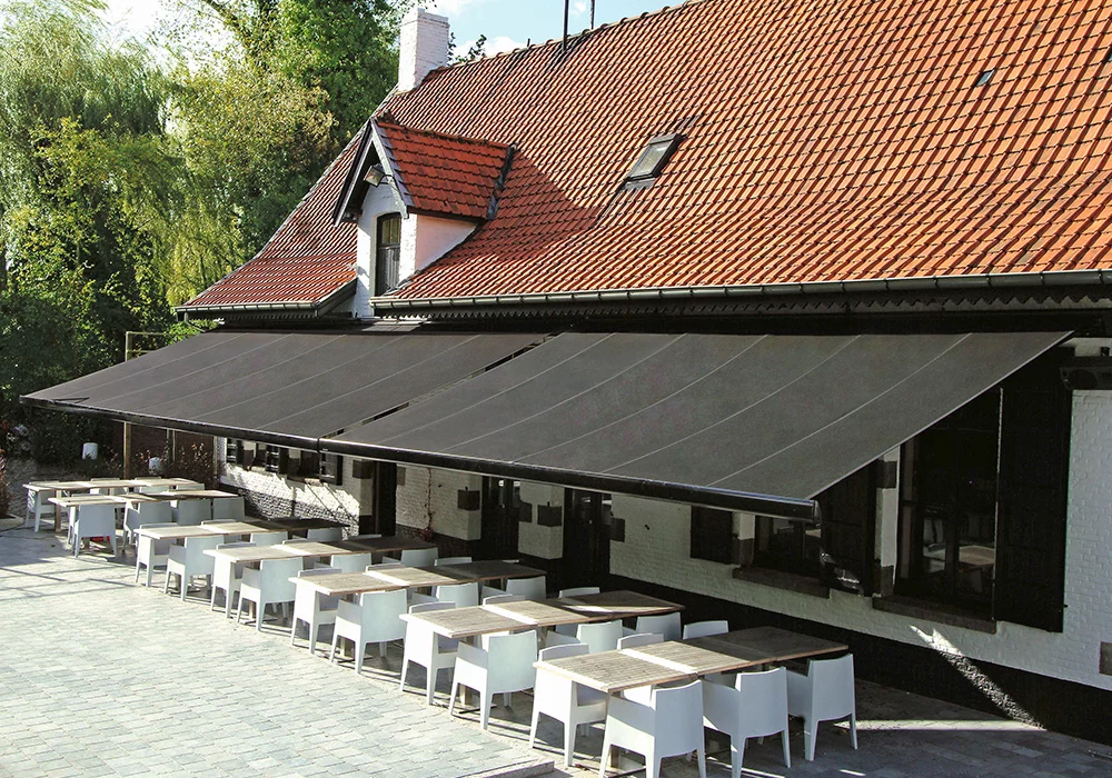 Restaurant terras pergola met uitschuifbare screens horeca Ieper