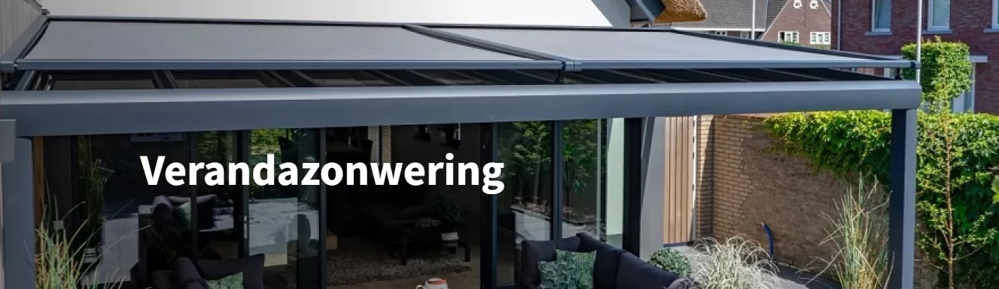 Moderne patio met glazen wanden en een strakke intrekbare verandazonwering buitenzitjes en planten zichtbaar door het glas Het woord Verandazonwering is over de afbeelding heen gelegd   RDT concept