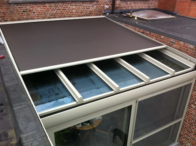 Oprolbaar zonnescherm op glazen dak veranda Tielt - Windvaste screens met ritsgeleiders voor optimale bescherming
