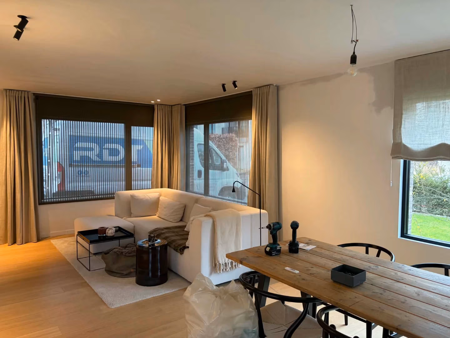Beige gordijnen op maat in een moderne woonkamer – gordijnen op maat Wevelgem