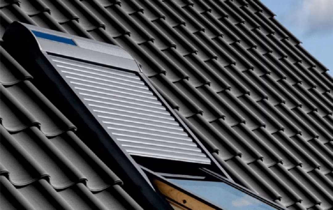 VELUX rolluik plaatsen op dakraam met Somfy INTEGRA motor — RDT-Concept Menen