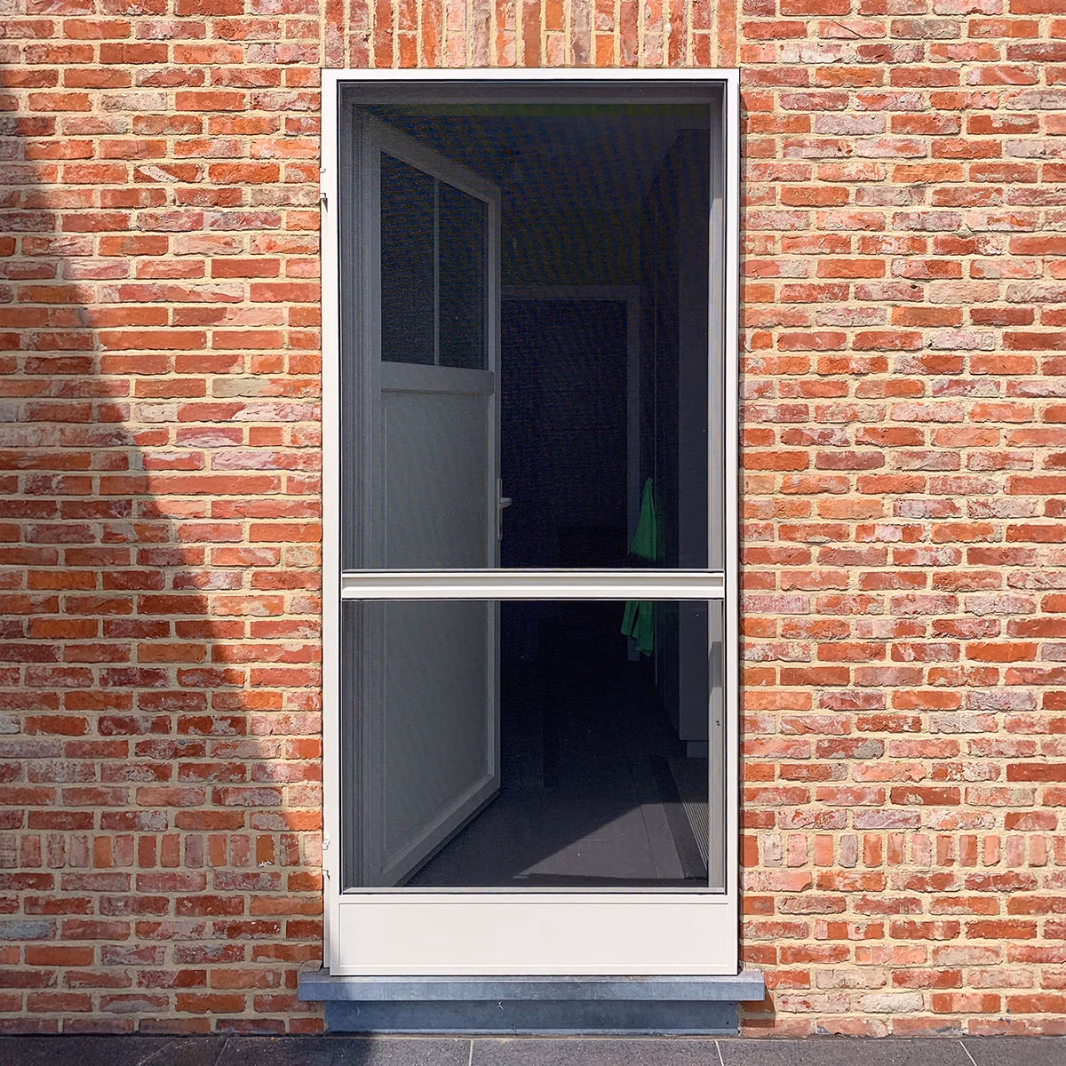 Eosol Starck 30 compacte aluminium draaivliegendeur in een wit deurkader