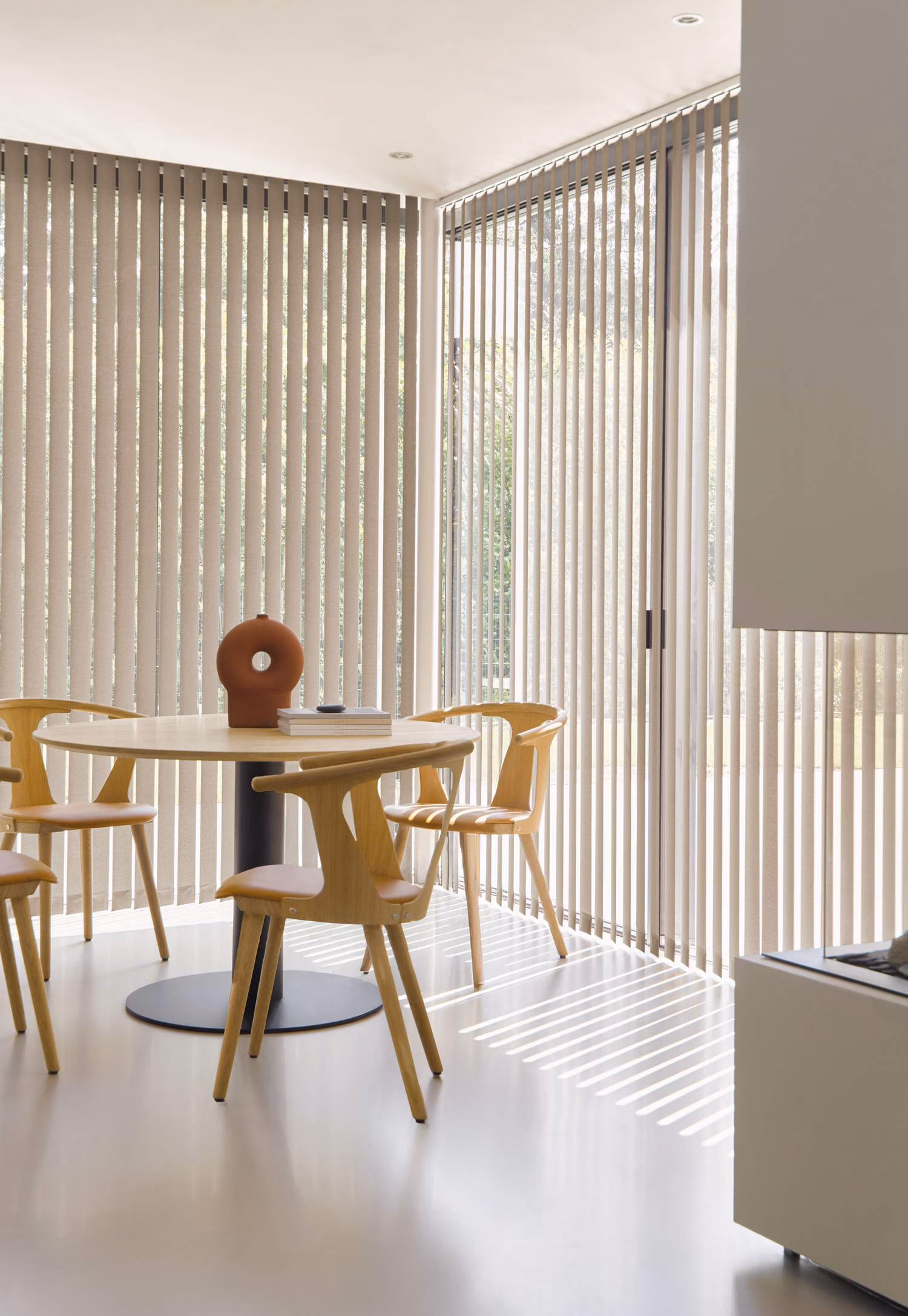 Verticale lamellen raamdecoratie woonkamer Menen — Copahome RDT Concept