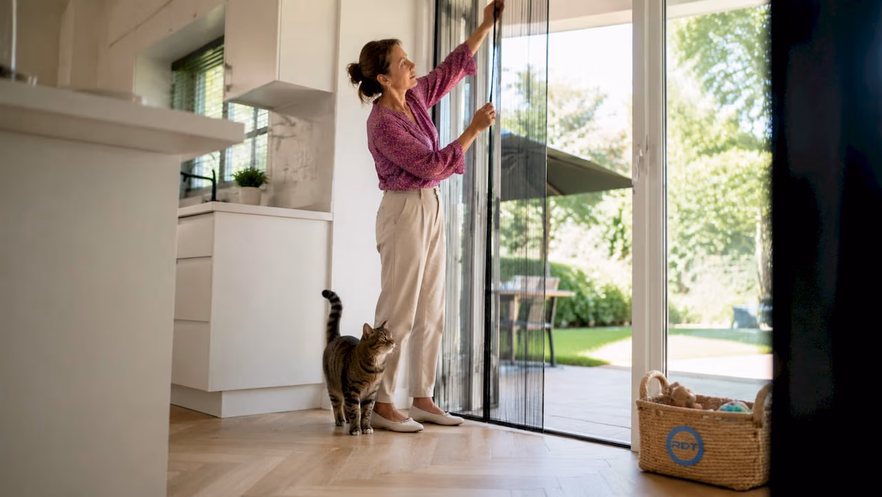 1782351530695_Vrouw-installeert-magnetische-hordeur-in-huis - RDT-concept Vrouw plaatst zelf een magnetisch vliegengordijn in huis RDT concept