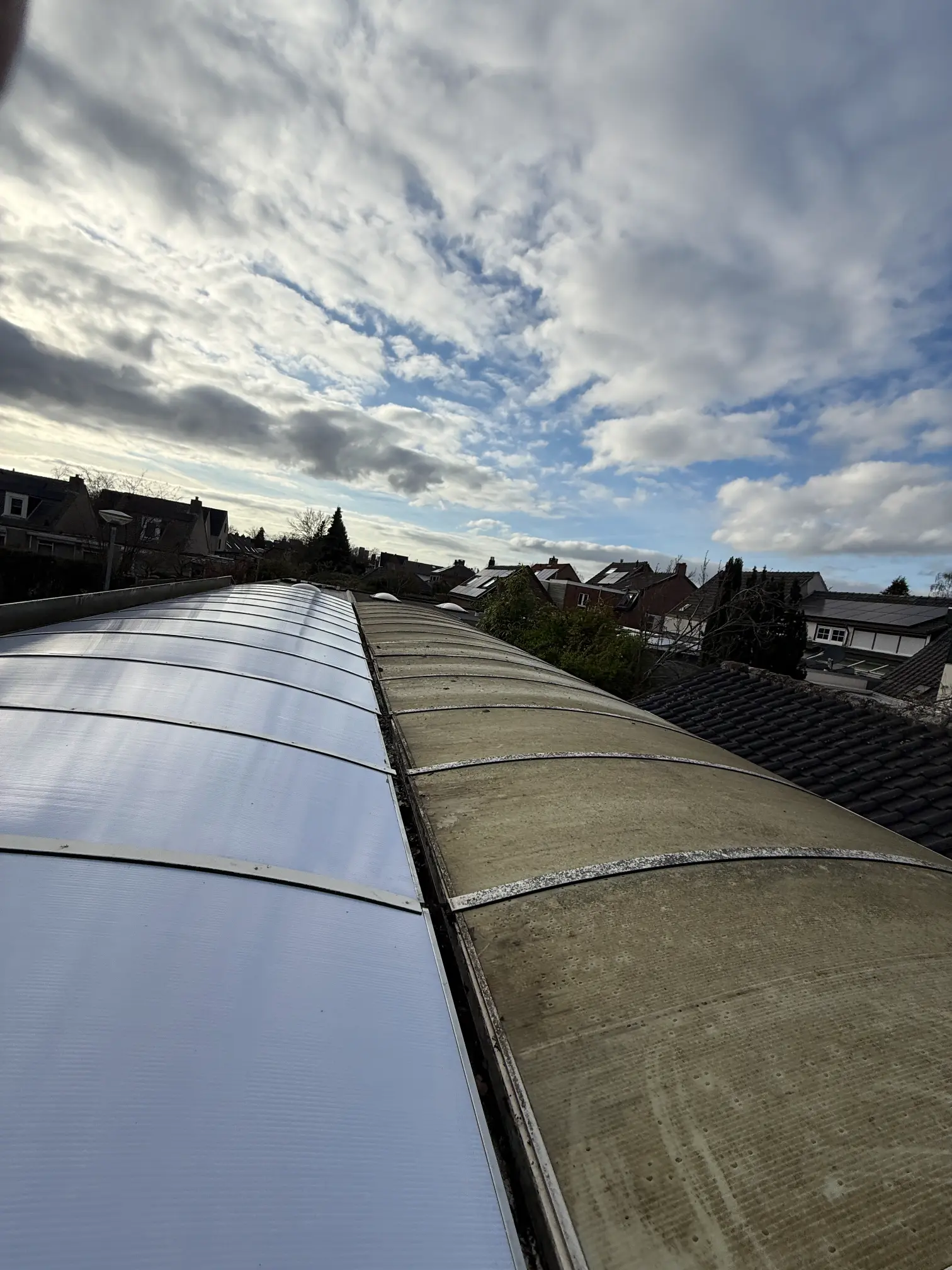 Voor en na renovatie van oude en nieuwe polycarbonaat lichtstraat panelen