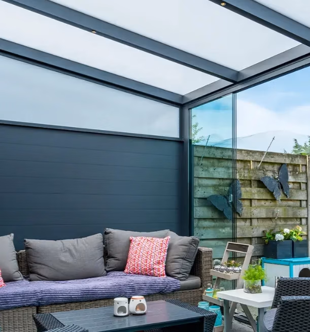 Moderne aluminium terrasoverkapping met glazen schuifwanden en led-spots als inspiratiebeeld
