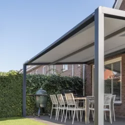 Terrasoverkapping met pergolazonwering en screens