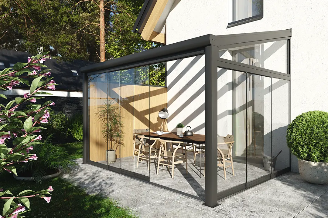 Glazen schuifwanden sluiten een terrasoverkapping af