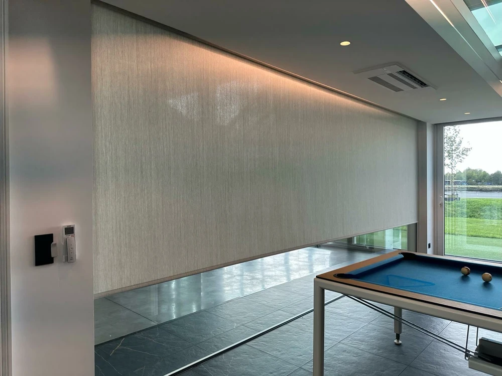 ZOOMTECH raamdecoratie &mdash; strakke brede elektrische rolgordijnen in modern interieur