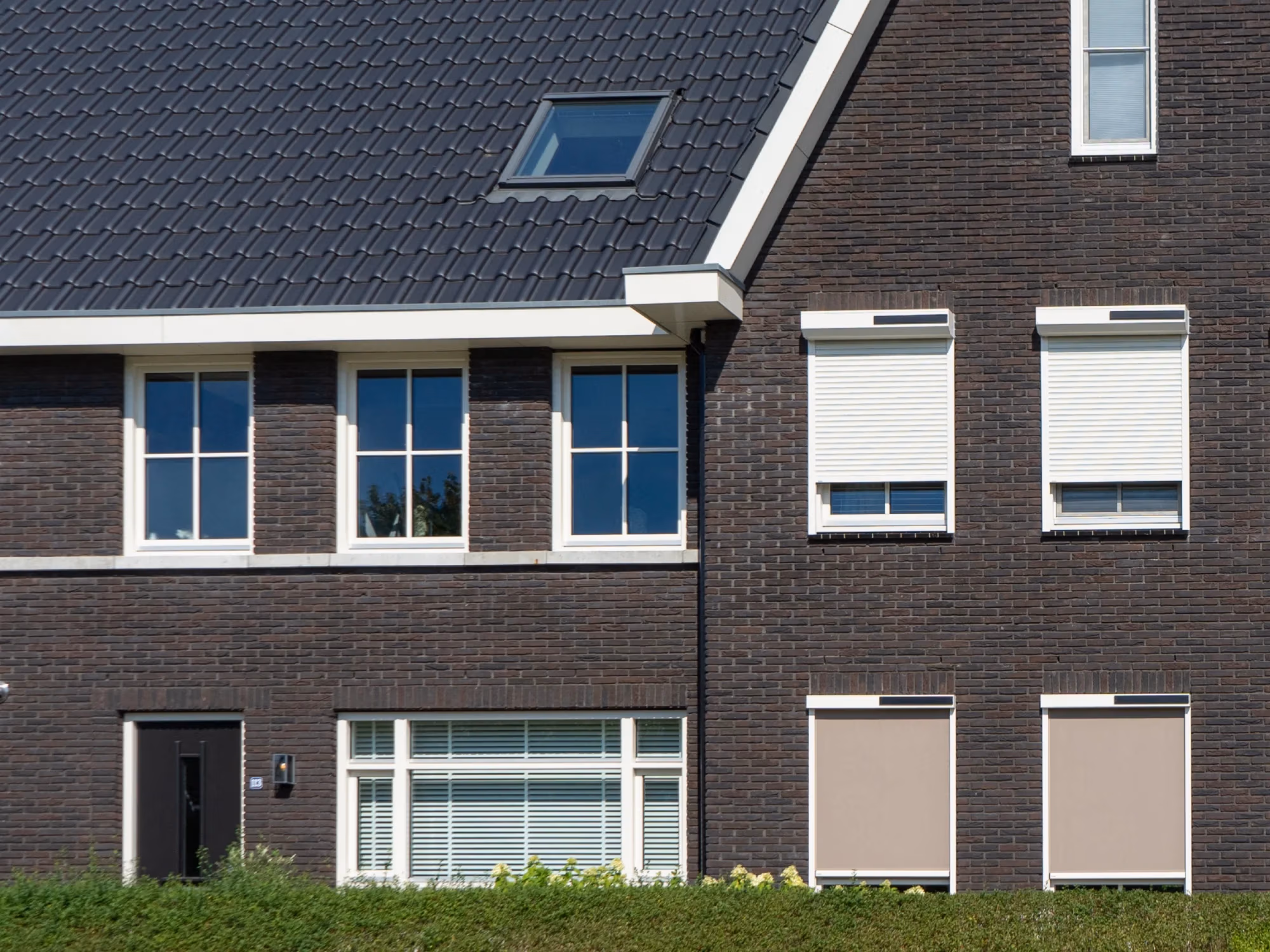 Solar rolluiken Verano V020 plaatsen met screens — elektrische rolluiken West Vlaanderen sfeerfoto
