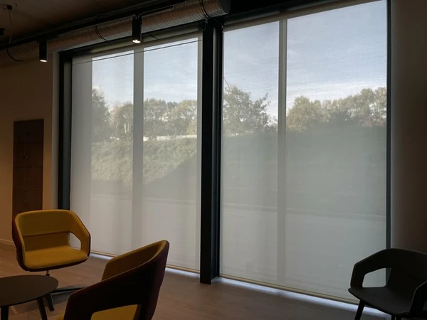 zoomtech rdt concept menen - RDT Concept Lichtdoorlatende rolgordijnen voor kamerhoge ramen in een lounge met gele fauteuils RDT Concept