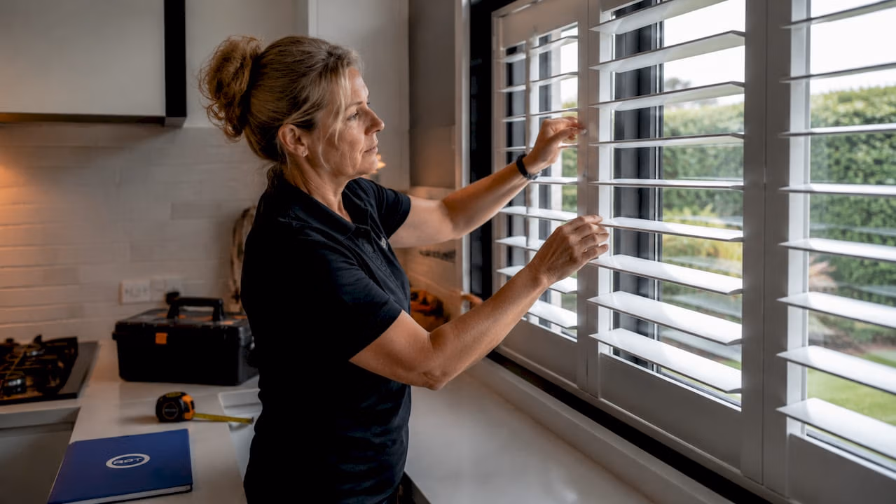 Onze vakman zorgt voor een perfecte montage van jouw op maat gemaakte shutters.