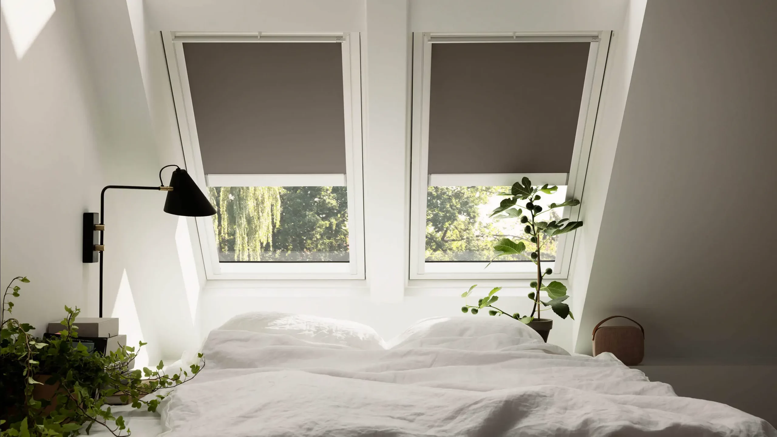 VELUX dakraam met raamdecoratie op maat voor privacy en lichtcontrole &mdash; geplaatst door RDT Concept West-Vlaanderen