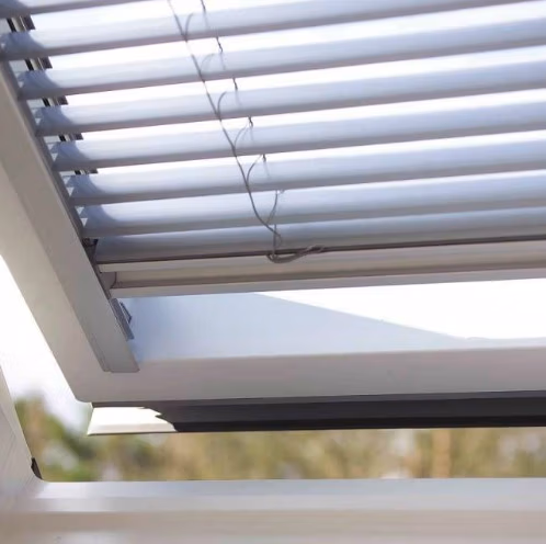 VELUX jaloezie&euml;n voor badkamer en keuken &mdash; vochtbestendige raamdecoratie op dakraam