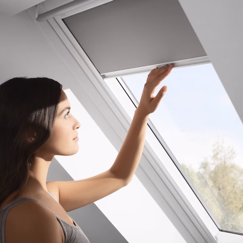 VELUX verduisterend rolgordijn DKL in donkere slaapkamer &mdash; 100% verduistering voor dakraam