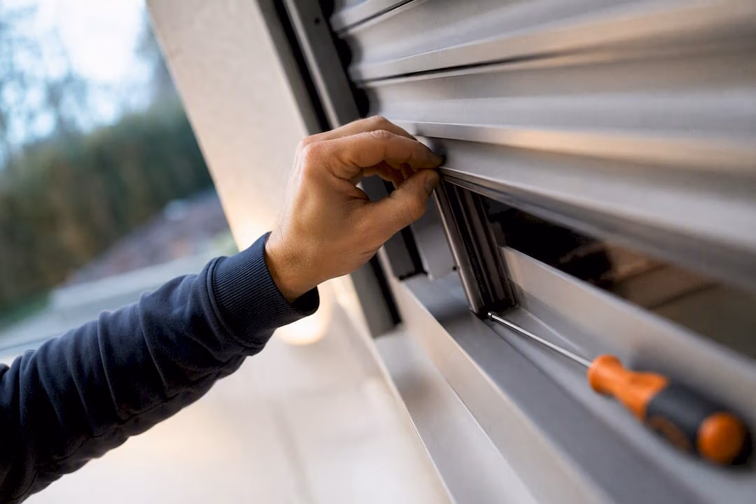 Rolluik defect? Zo weet u of u zelf klust of een vakman belt