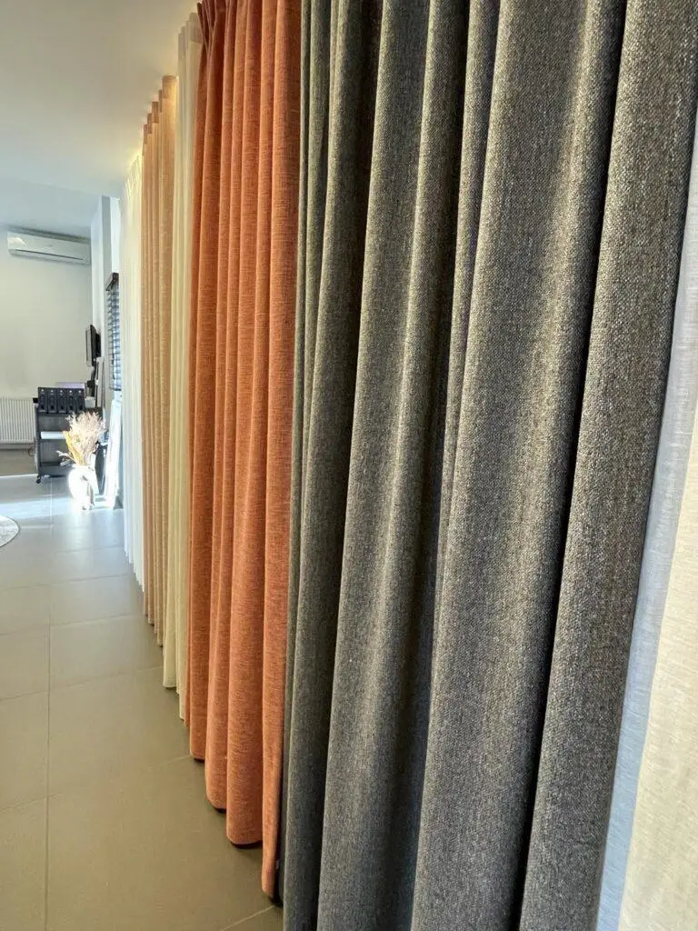 Overgordijnen in de showroom van RDT Concept in Menen