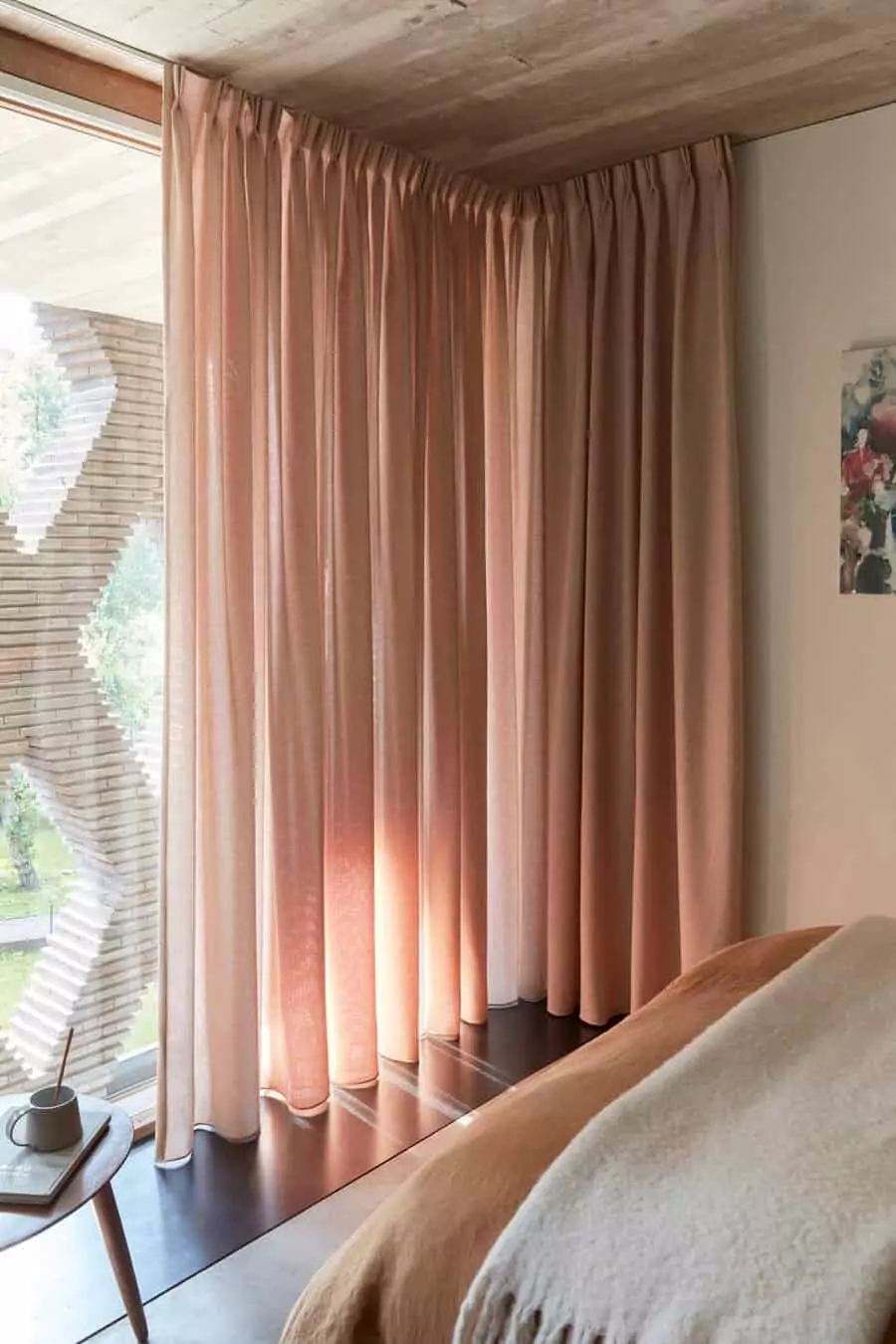 Gordijnen op maat geplaatst door RDT Concept in een woonkamer in Menen