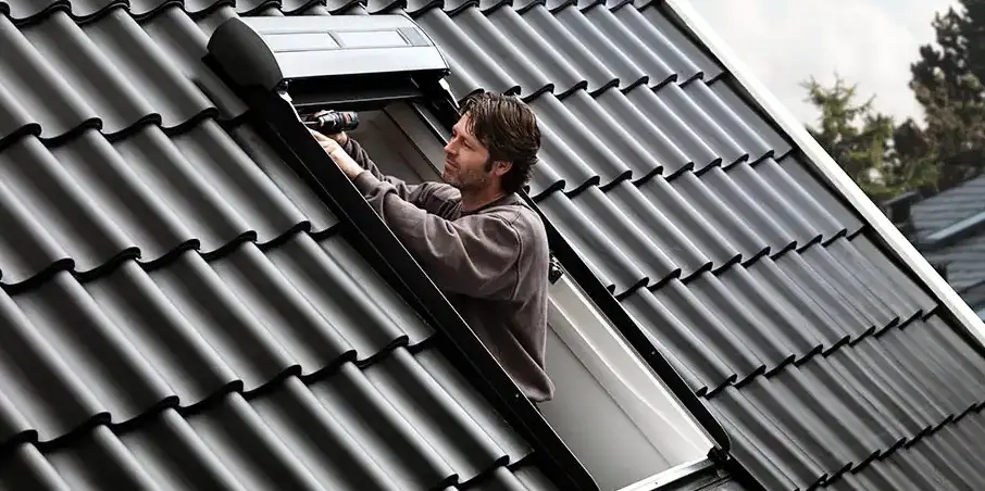 Montage van een VELUX solar rolluik in Rumbeke