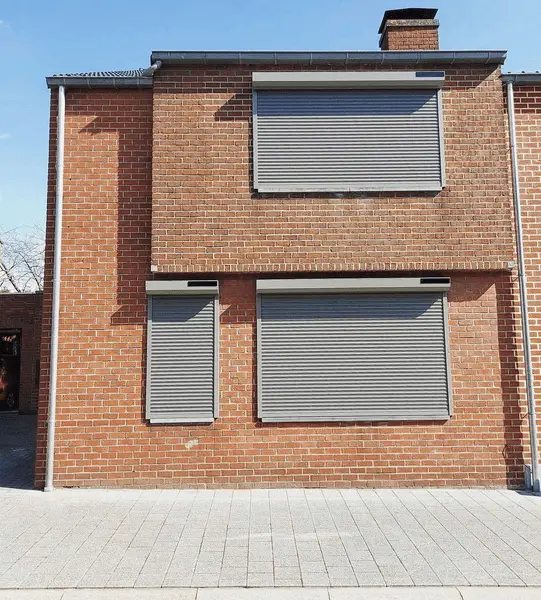 Voorzetrolluiken op een gevel, realisatie RDT Concept