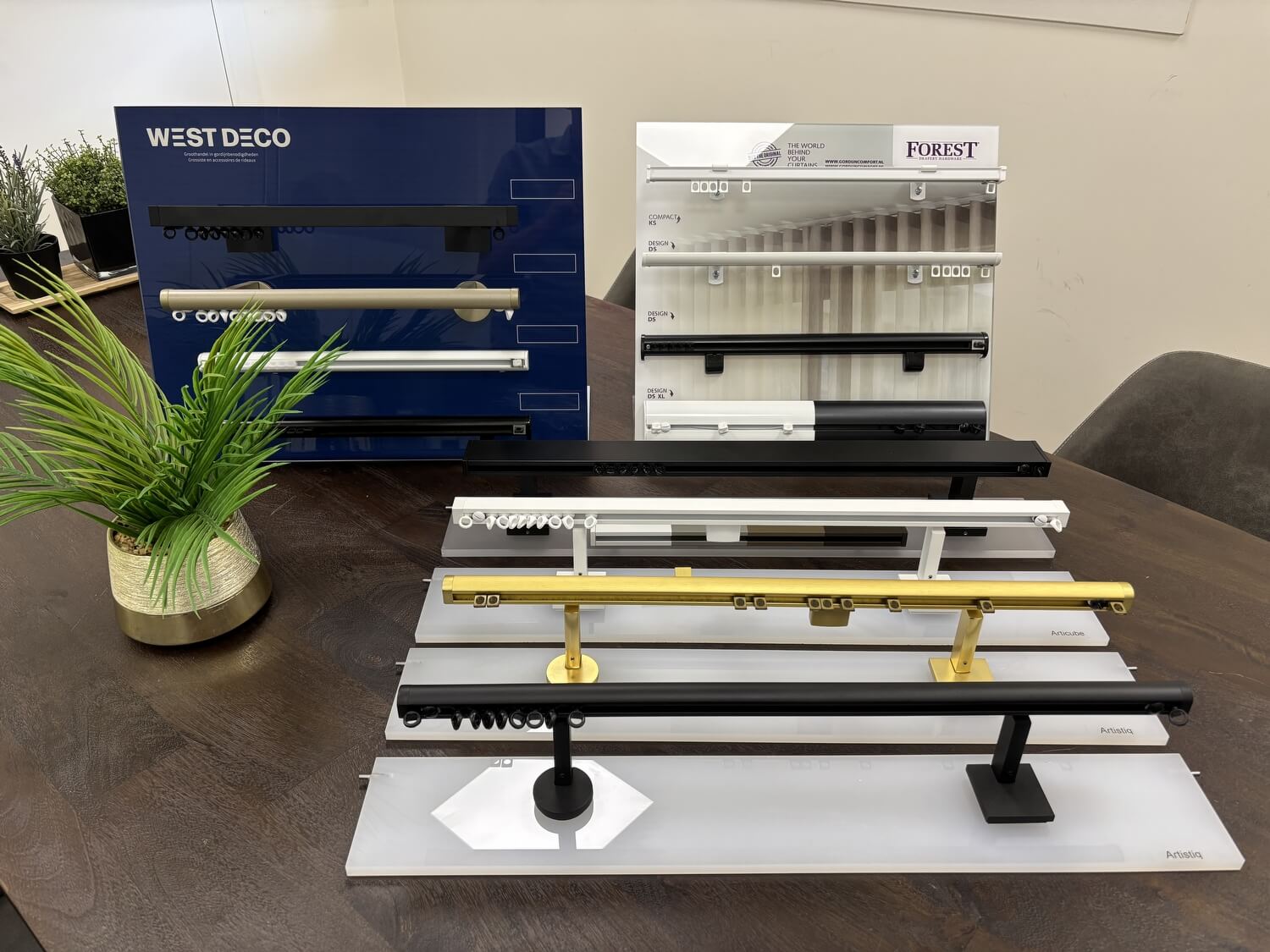 Stalen van gordijnrails voor advies en showroom