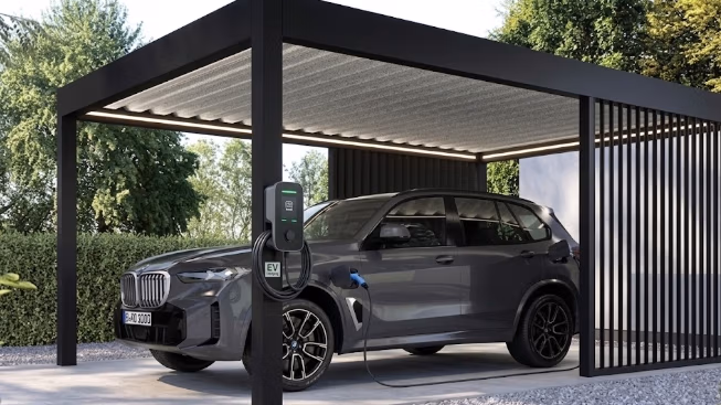 Carport met laadpaal voor een elektrische wagen