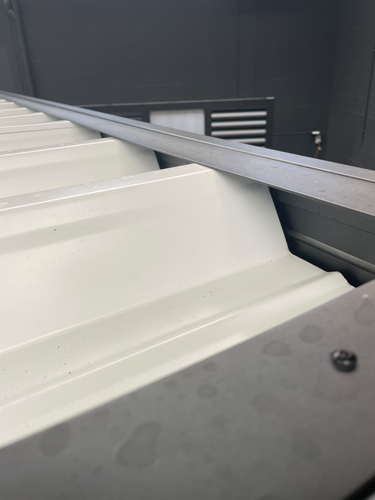 Bovenaanzicht van het vaste dak van een Deponti carport met aluminium dakpanelen en geïntegreerde goot