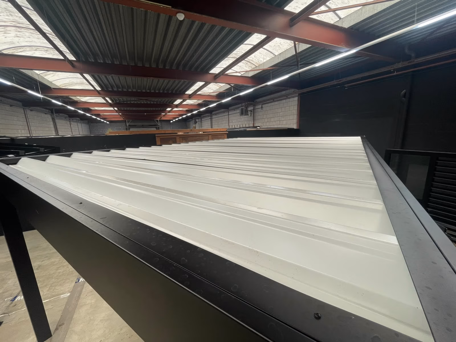 Dakpaneel in het atelier van RDT Concept in Menen