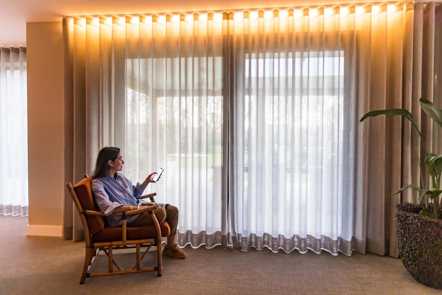 Elektrische gordijnrails bedienen via smartphone in woonkamer
