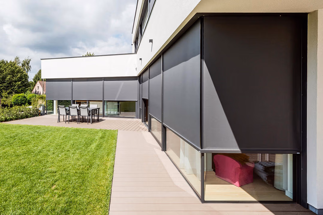 Renson Panovista Max hoekscreen geïntegreerd in moderne glasgevel | RDT Concept Menen