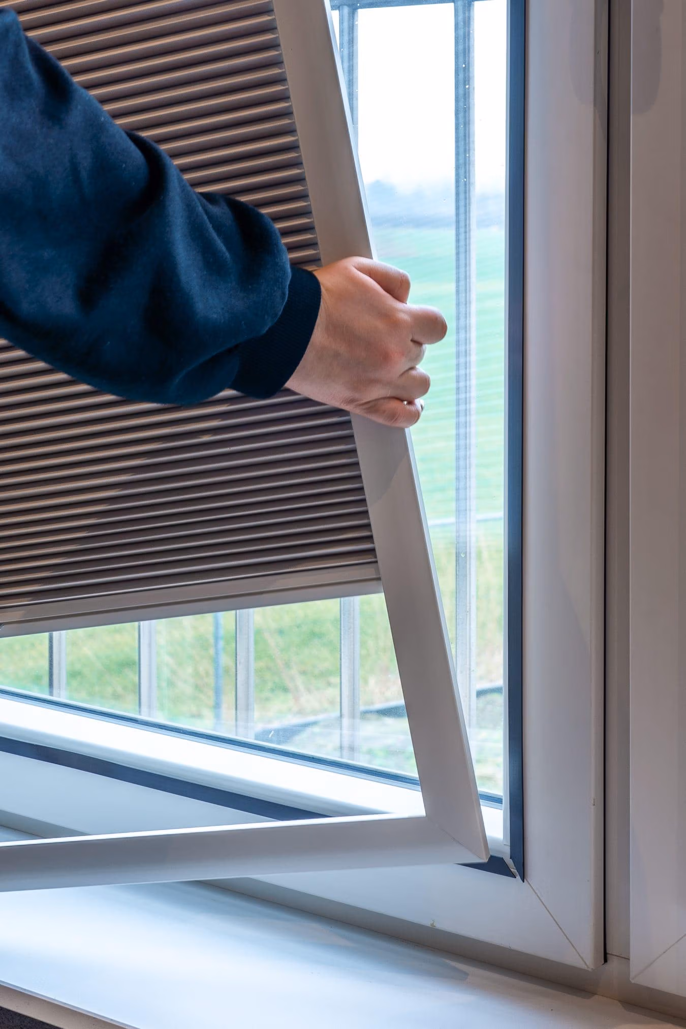 Een afbeelding van stijlvolle plisségordijnen op maat, gemaakt van elegante geplooide stof, die perfect passen bij draai kiepramen en zorgen voor een verfijnde uitstraling in de ruimte. De gordijnen bieden een veelzijdige lichtregeling en zijn een populaire keuze voor moderne interieurdecoratie.