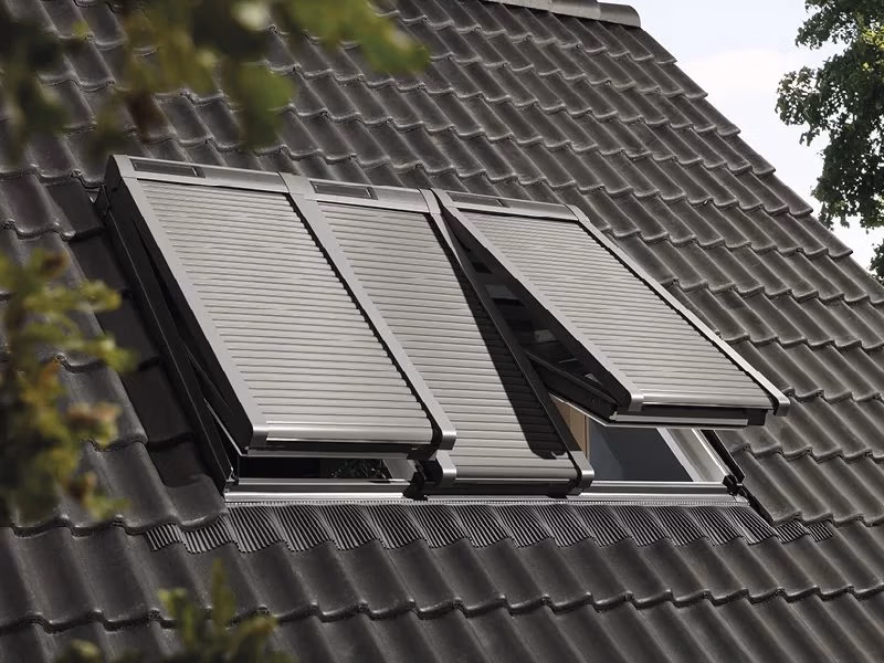 Drie VELUX dakramen met rolluiken, geplaatst door RDT Concept