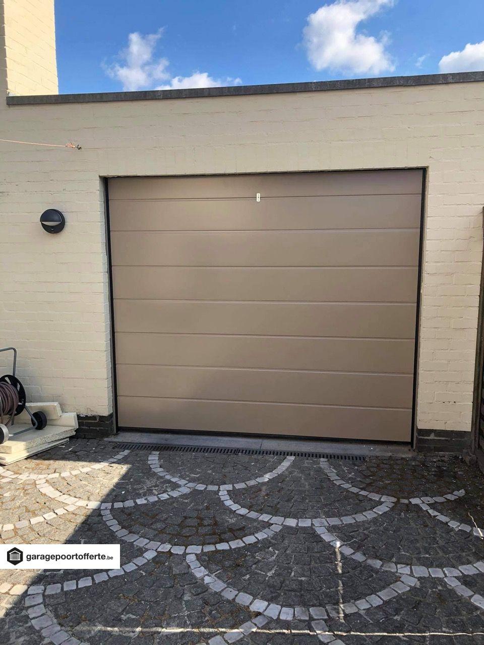 Sectionale garagepoort in een lichte gevel